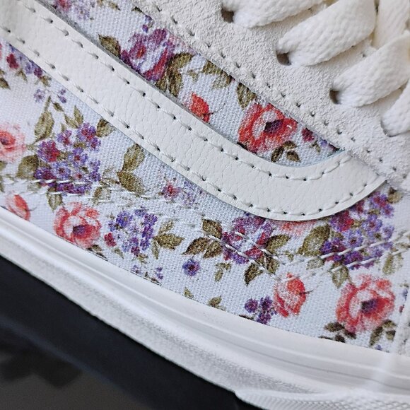 Vans Women's Old Skool Suede / Canvas Sneaker in Adorable Vintage Floral - Picture 5 of 12